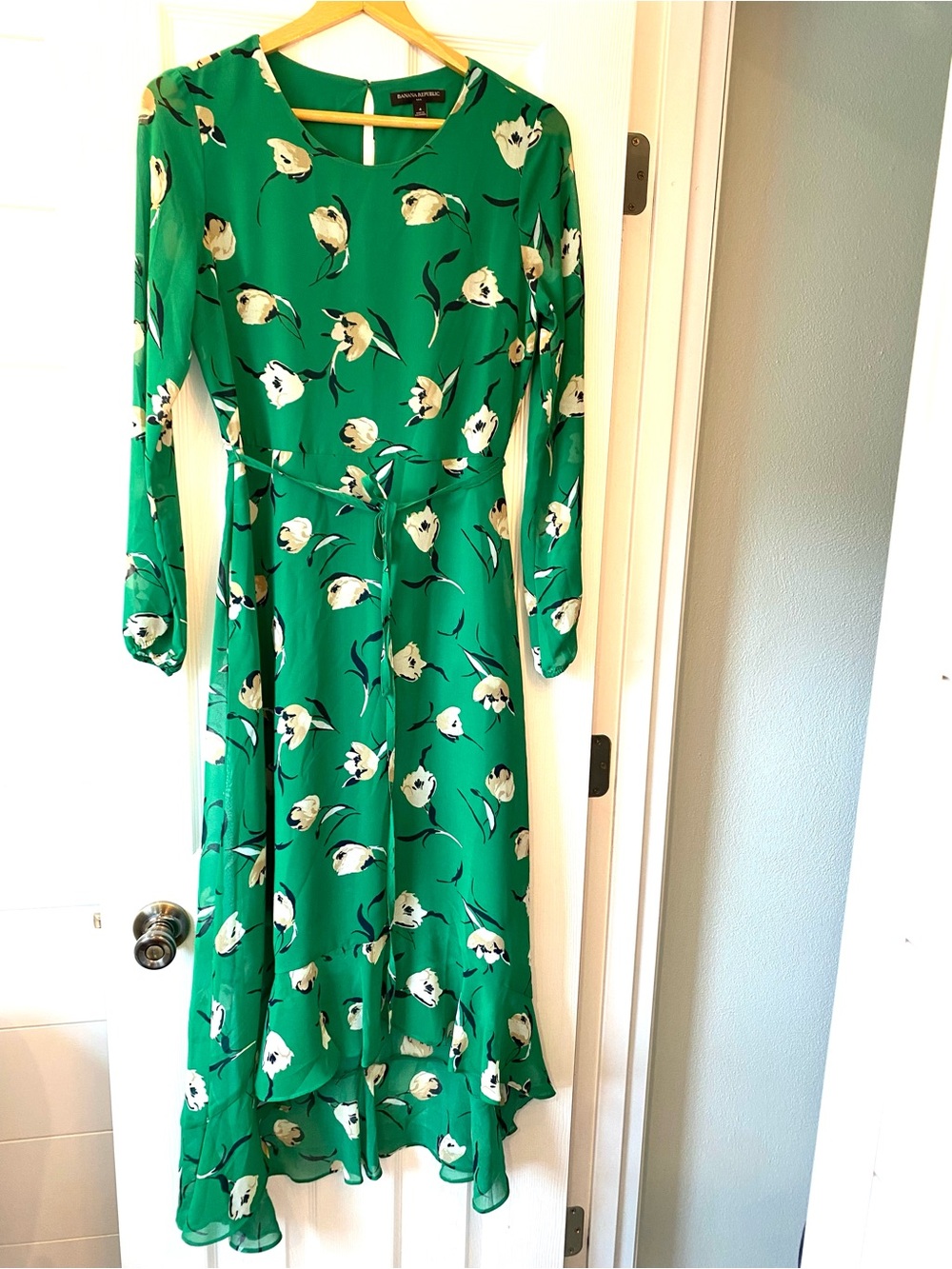 Banana Republic Green Floral Long Sleeve Midi Dress (size 4)